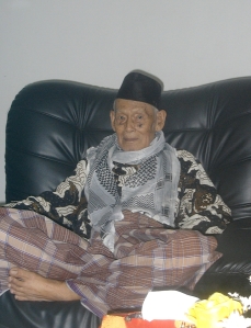 My father-in-law, the late Haji Kamal, 2005, Bandung.  Dutch educated, civli servant in both the conolnial and independe regimes, Natioalist Party actvist, at teh endof his life, besides his beloved coffee and cigarettes, there was only Islam.